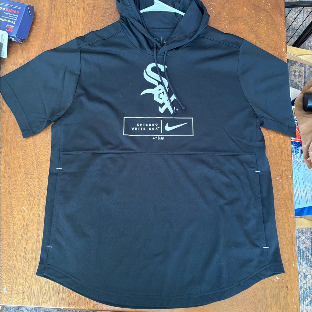 Men’s Medium Nike Chicago White Sox Lockup performance short sleeved hooded top